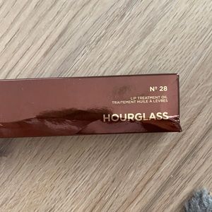Hourglass lip treatment oil